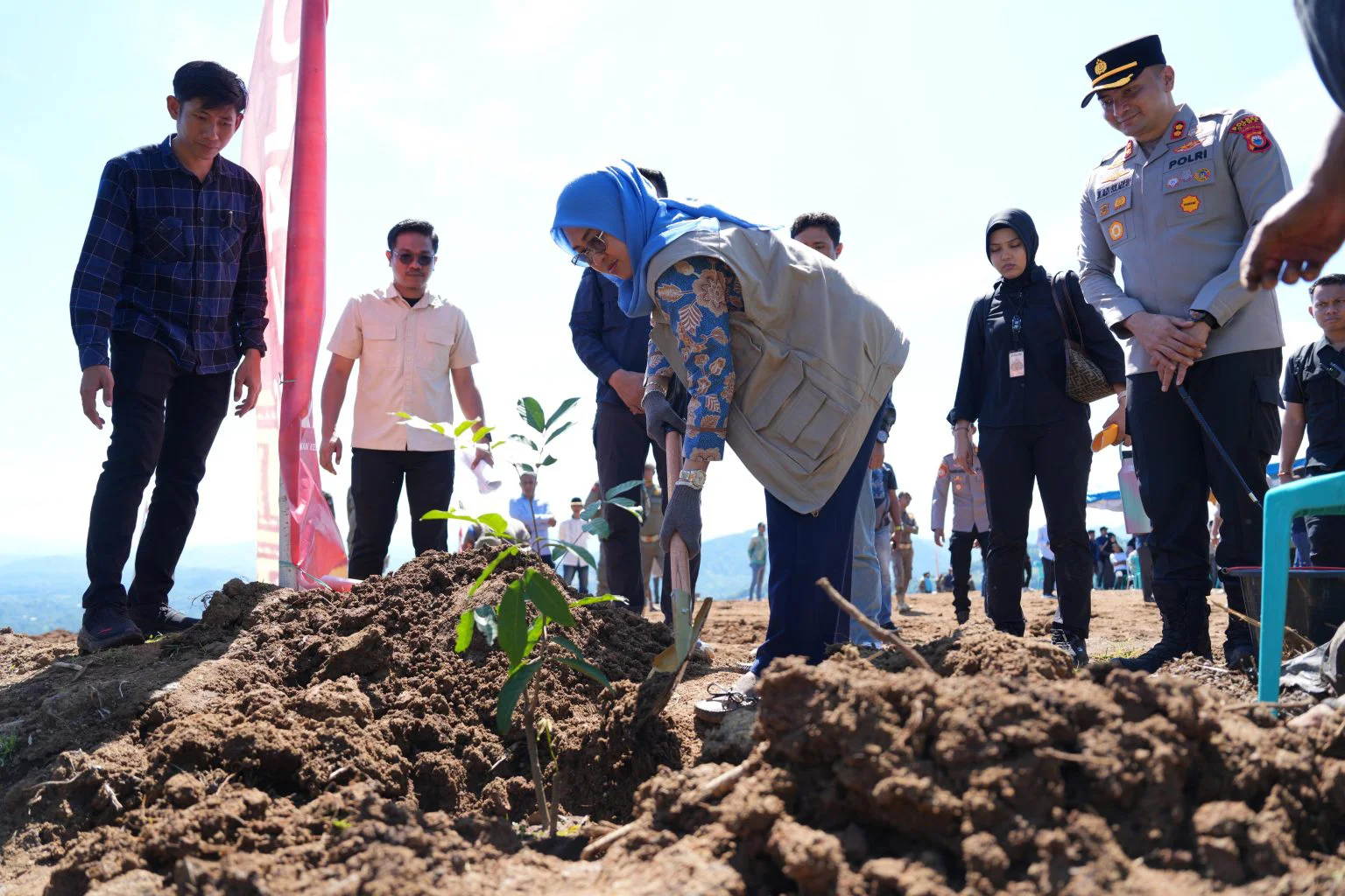 Peletakan Batu Pertama Sekolah Unggulan KKSS di Bissoloro, Kecamatan Bungaya oleh Bupati Gowa, Sitti Husniah . (Sumber Gambar: Humas Kab. Gowa)